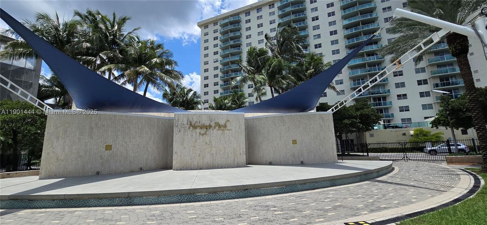 Active With Contract: $2,500 (1 beds, 1 baths, 1000 Square Feet)