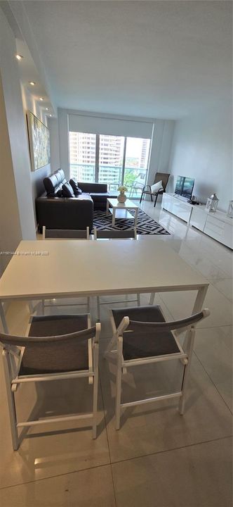 Active With Contract: $2,500 (1 beds, 1 baths, 1000 Square Feet)