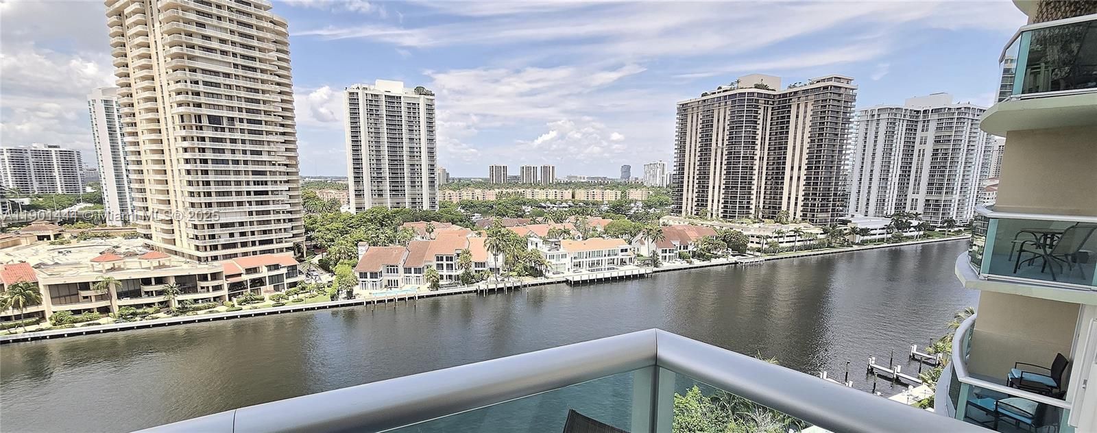 Active With Contract: $2,500 (1 beds, 1 baths, 1000 Square Feet)