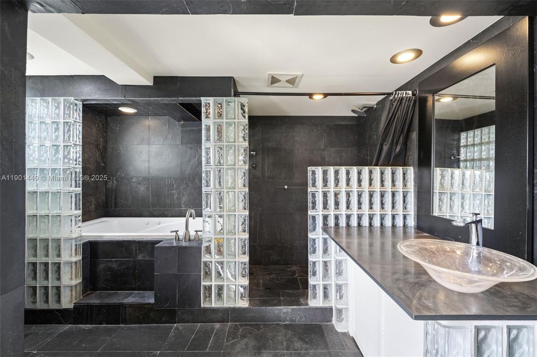 Recently Rented: $2,495 (1 beds, 1 baths, 694 Square Feet)