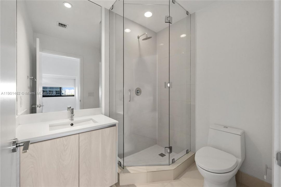 Recently Rented: $6,100 (2 beds, 3 baths, 1186 Square Feet)