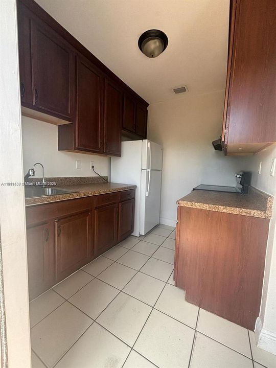 For Rent: $2,200 (2 beds, 1 baths, 900 Square Feet)