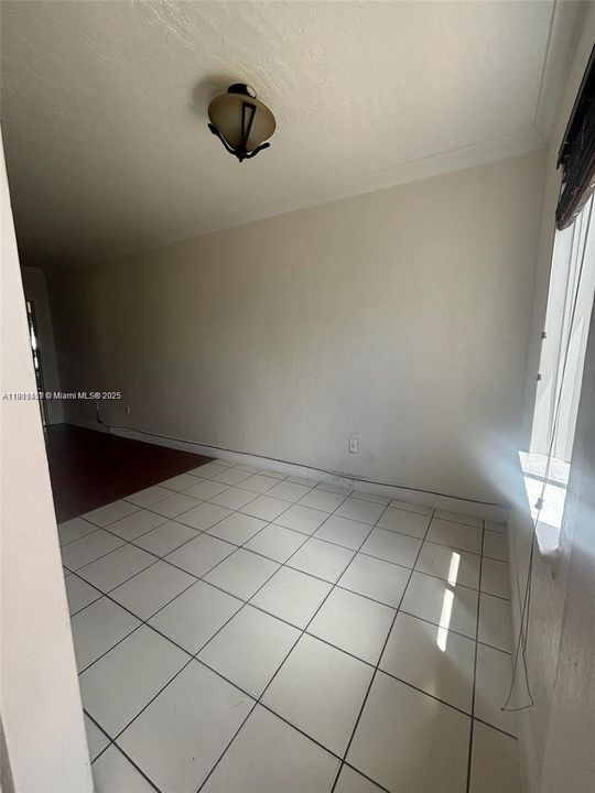 For Rent: $2,200 (2 beds, 1 baths, 900 Square Feet)