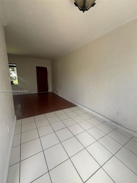For Rent: $2,200 (2 beds, 1 baths, 900 Square Feet)