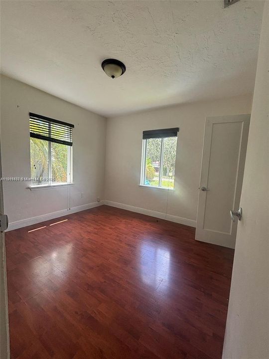 For Rent: $2,200 (2 beds, 1 baths, 900 Square Feet)