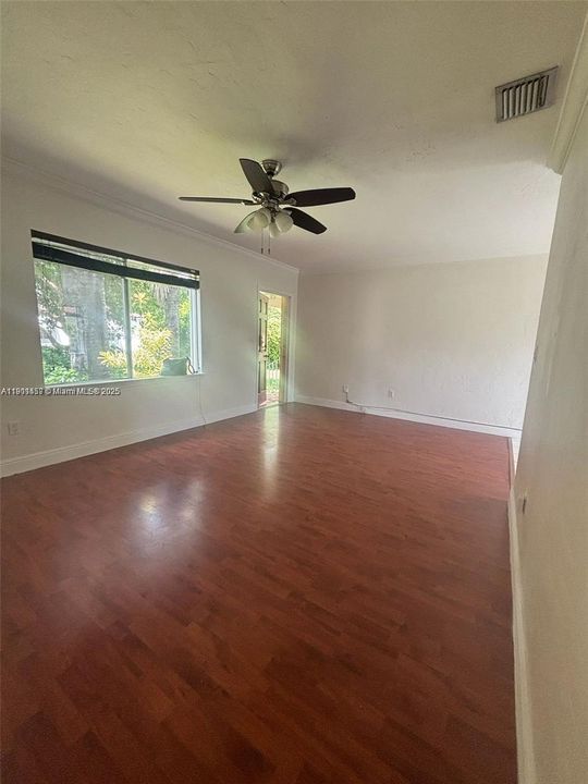 For Rent: $2,200 (2 beds, 1 baths, 900 Square Feet)