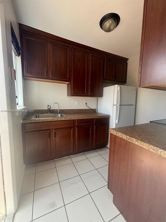 For Rent: $2,200 (2 beds, 1 baths, 900 Square Feet)