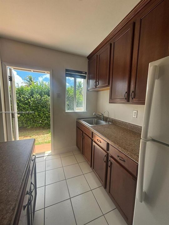 For Rent: $2,200 (2 beds, 1 baths, 900 Square Feet)