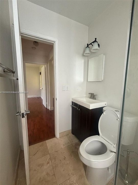 For Rent: $2,200 (2 beds, 1 baths, 900 Square Feet)