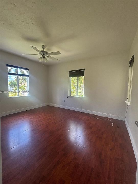 For Rent: $2,200 (2 beds, 1 baths, 900 Square Feet)