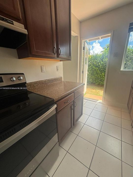 For Rent: $2,200 (2 beds, 1 baths, 900 Square Feet)