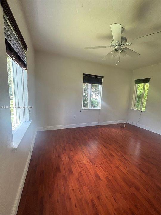 For Rent: $2,200 (2 beds, 1 baths, 900 Square Feet)