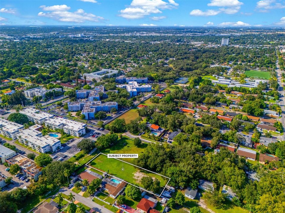 На продажу: $599,000 (0.56 acres)