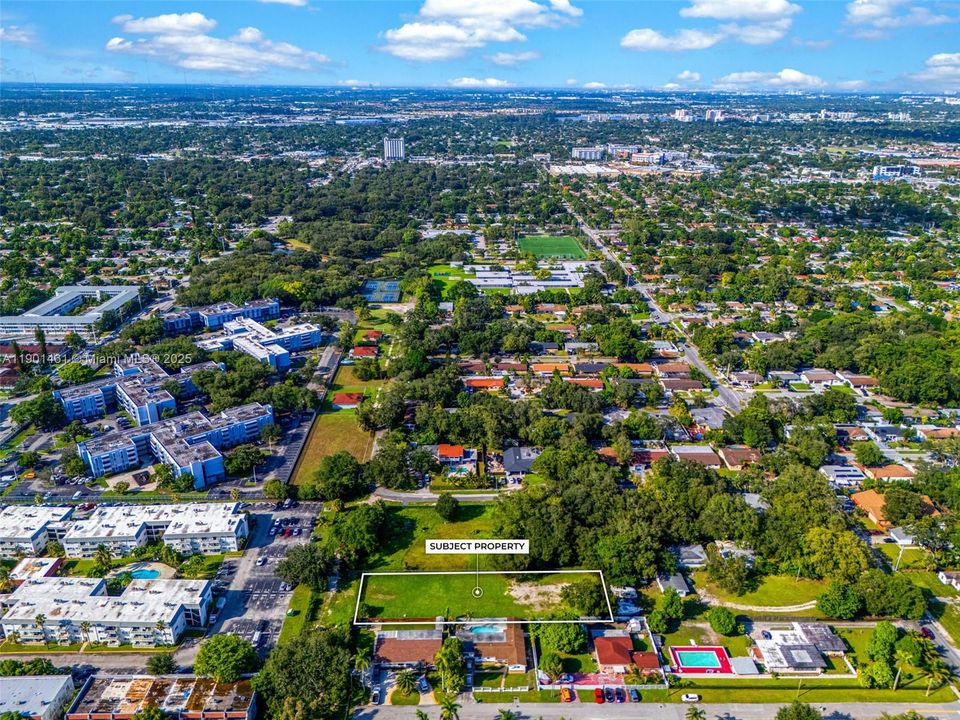 На продажу: $599,000 (0.56 acres)