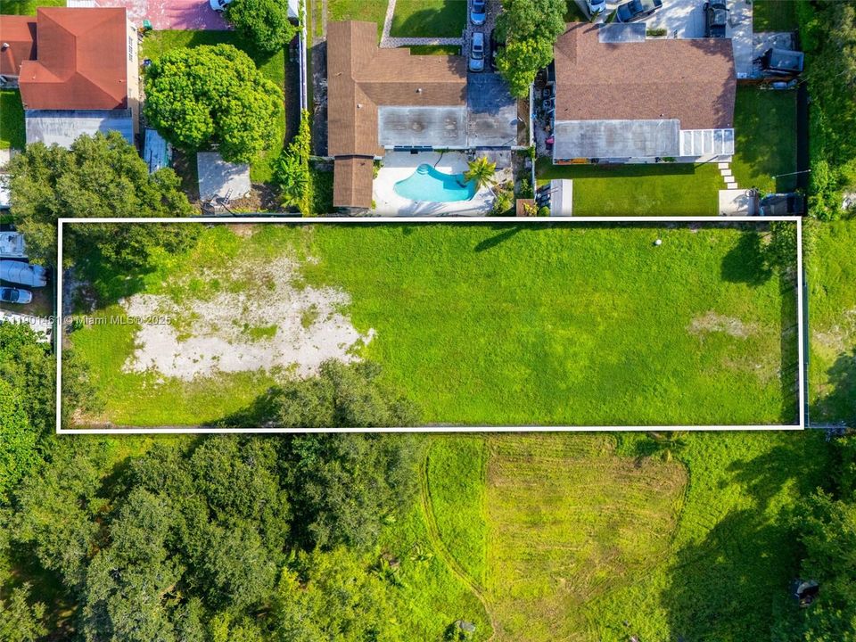 На продажу: $599,000 (0.56 acres)