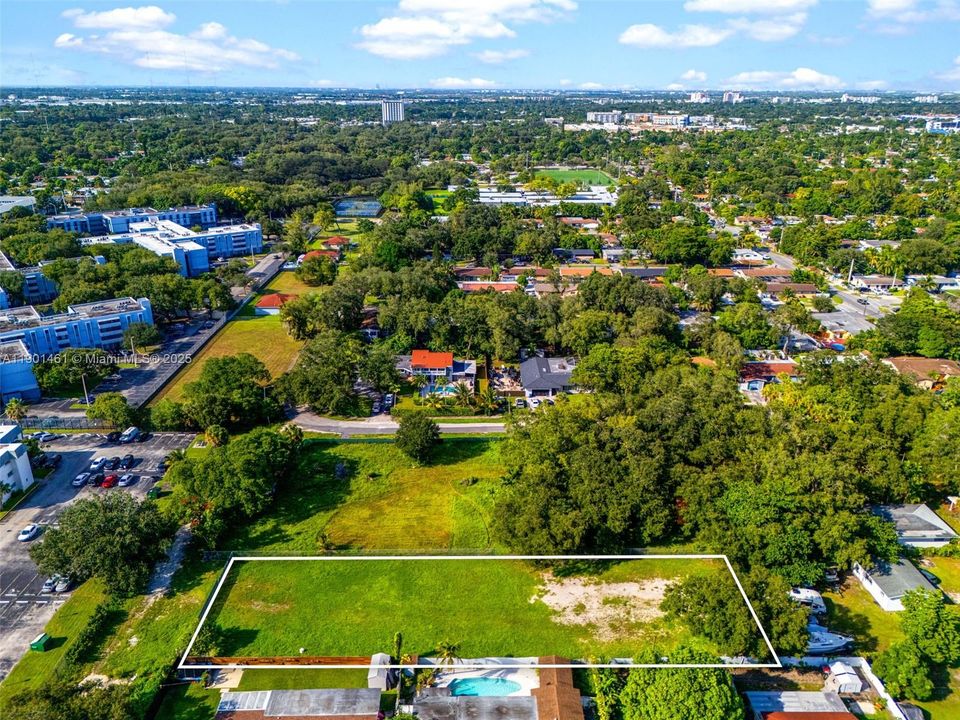 На продажу: $599,000 (0.56 acres)