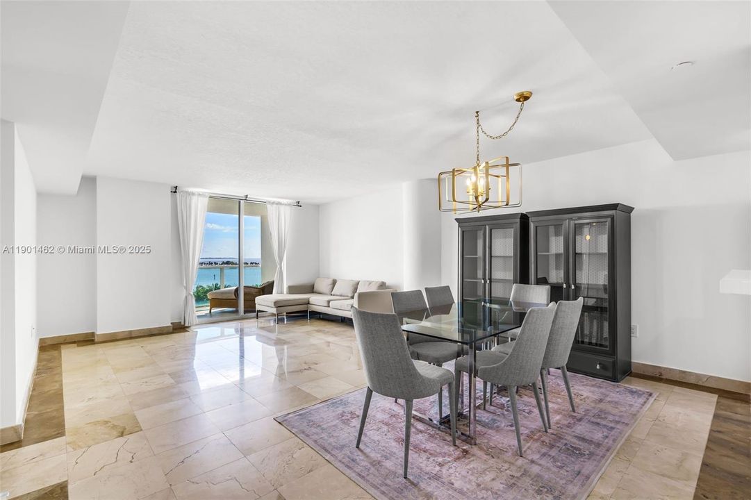 待售: $945,000 (2 贝兹, 2 浴室, 1367 平方英尺)