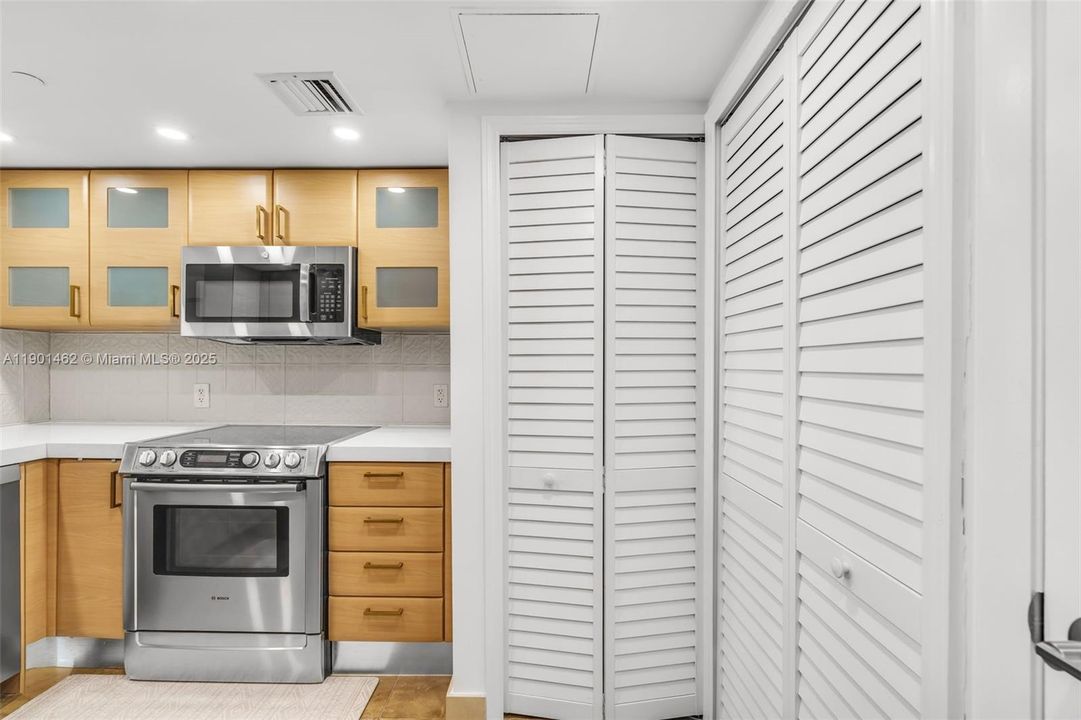 待售: $945,000 (2 贝兹, 2 浴室, 1367 平方英尺)