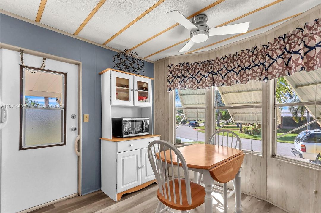 For Rent: $2,000 (2 beds, 2 baths, 1048 Square Feet)