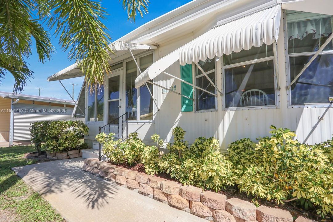 For Rent: $2,000 (2 beds, 2 baths, 1048 Square Feet)