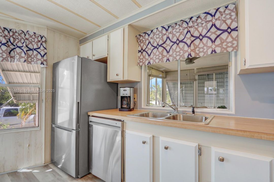 For Rent: $2,000 (2 beds, 2 baths, 1048 Square Feet)