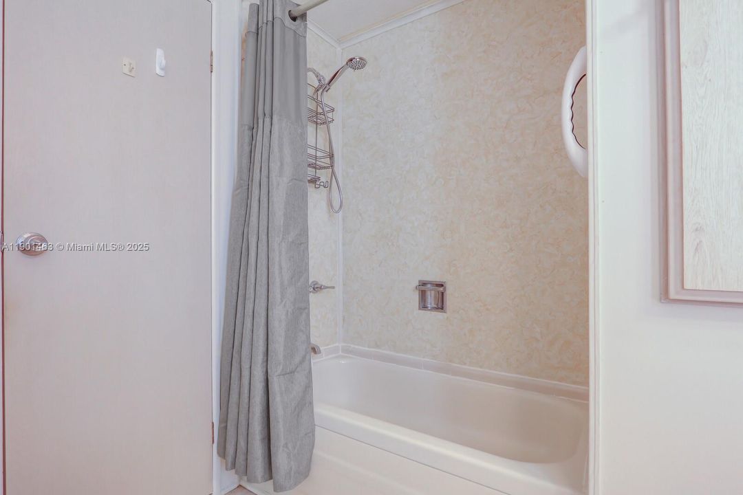 For Rent: $2,000 (2 beds, 2 baths, 1048 Square Feet)