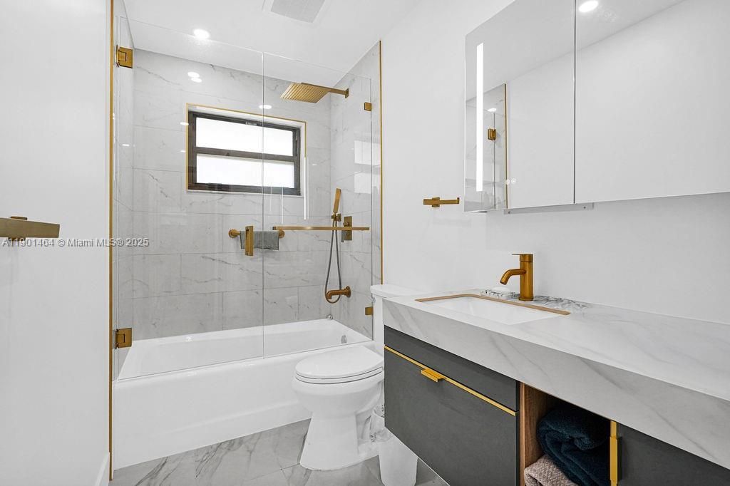 For Sale: $2,199,900 (6 beds, 5 baths, 4246 Square Feet)