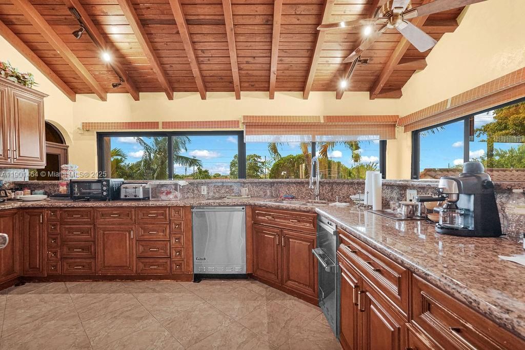 For Sale: $2,199,900 (6 beds, 5 baths, 4246 Square Feet)