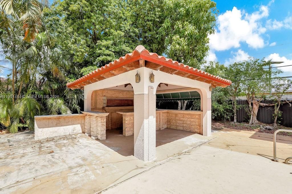 For Sale: $2,199,900 (6 beds, 5 baths, 4246 Square Feet)