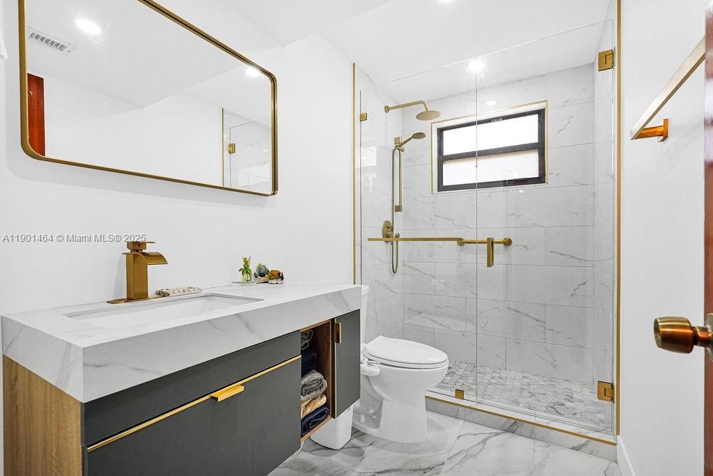 For Sale: $2,199,900 (6 beds, 5 baths, 4246 Square Feet)