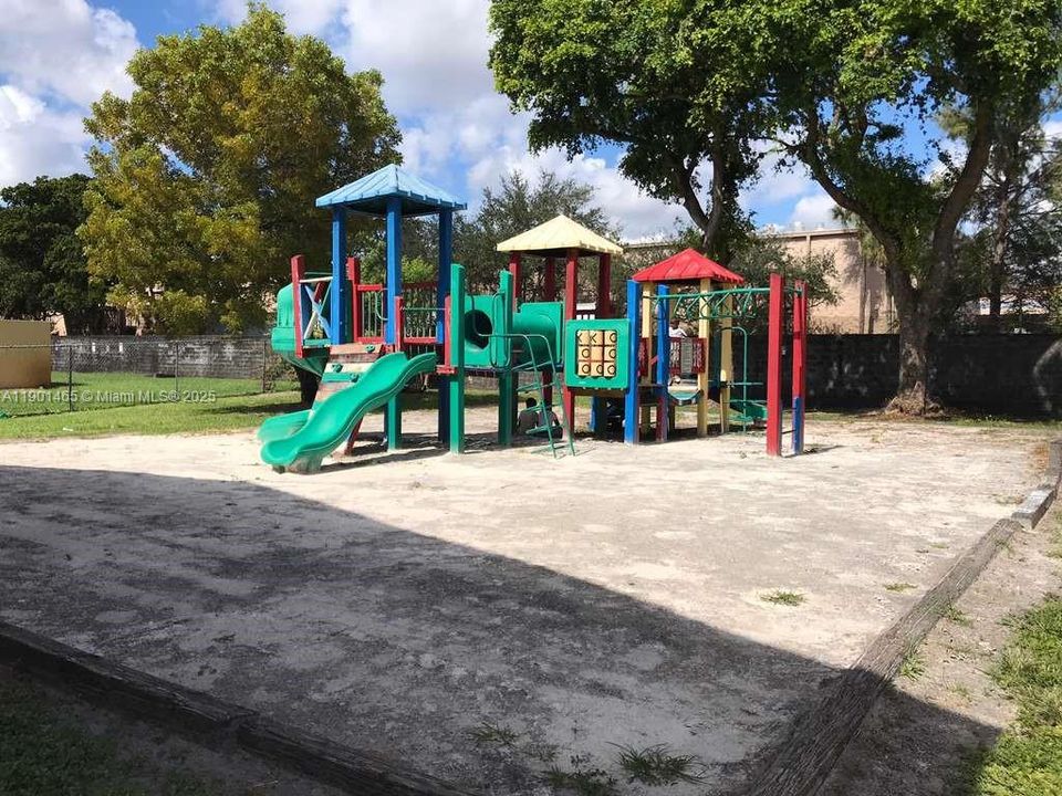 For Rent: $2,000 (2 beds, 2 baths, 1000 Square Feet)