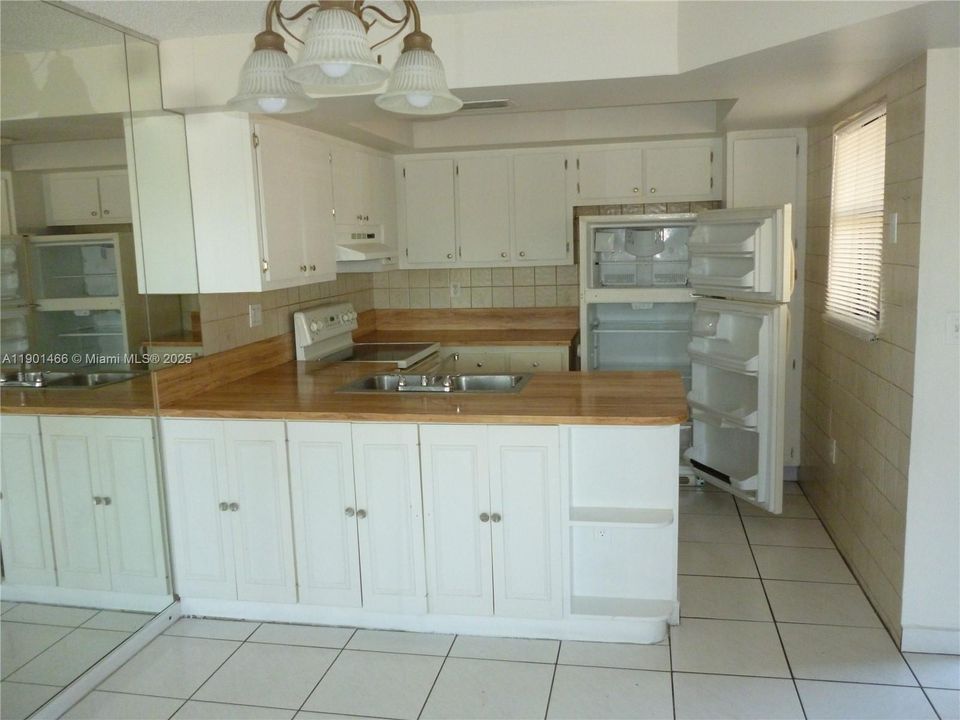 For Rent: $2,300 (2 beds, 2 baths, 1012 Square Feet)