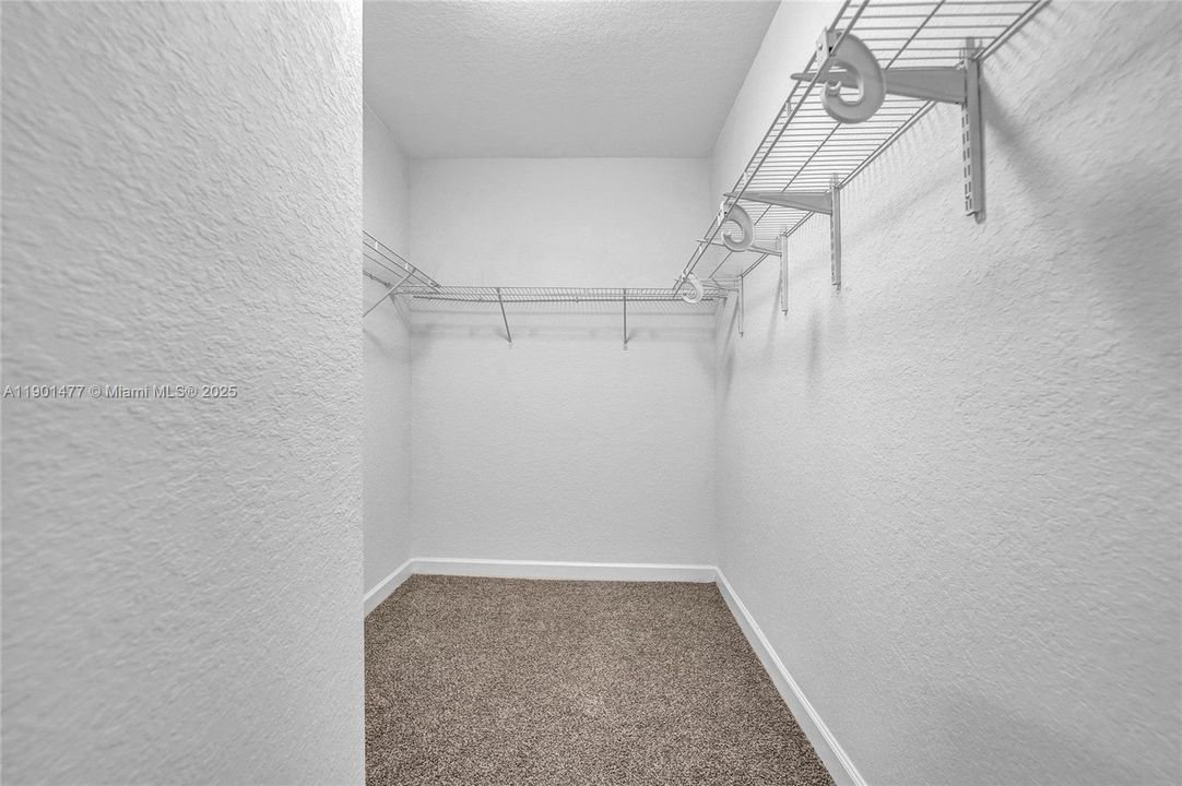 合同活跃: $343,900 (3 贝兹, 3 浴室, 1704 平方英尺)