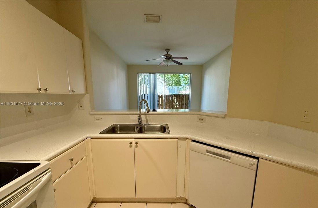 合同活跃: $343,900 (3 贝兹, 3 浴室, 1704 平方英尺)