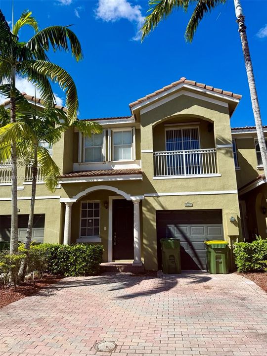 合同活跃: $343,900 (3 贝兹, 3 浴室, 1704 平方英尺)