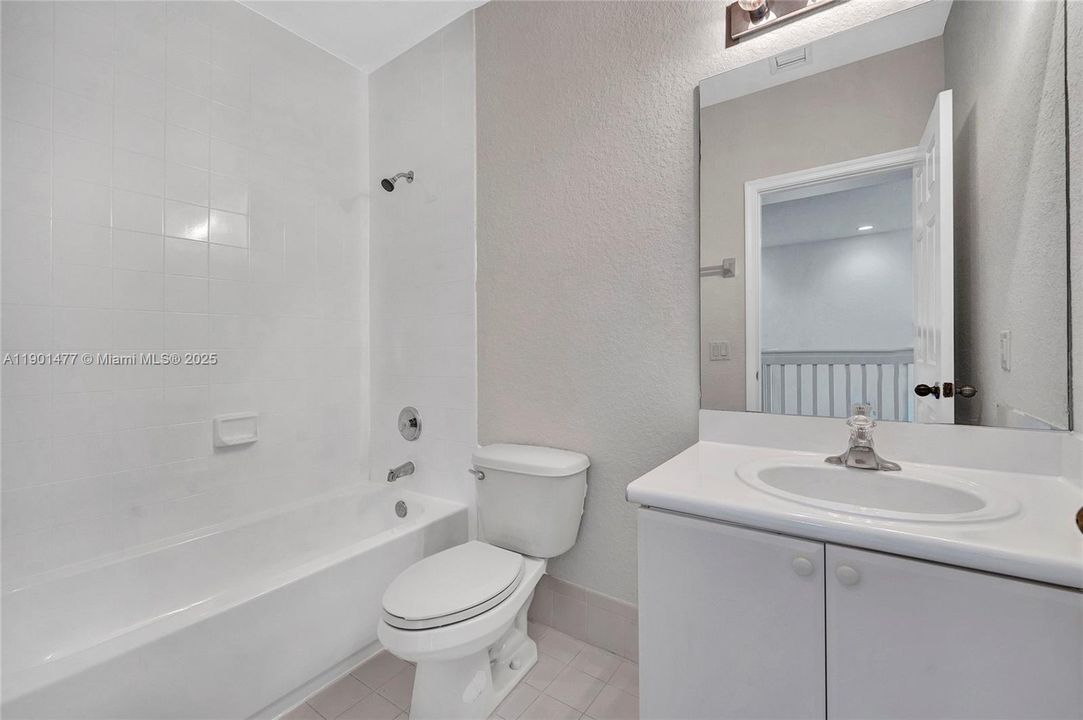 合同活跃: $343,900 (3 贝兹, 3 浴室, 1704 平方英尺)