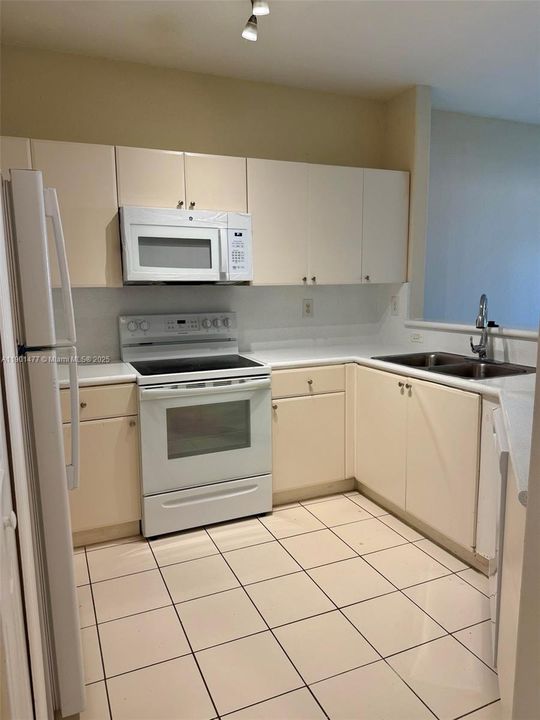 合同活跃: $343,900 (3 贝兹, 3 浴室, 1704 平方英尺)