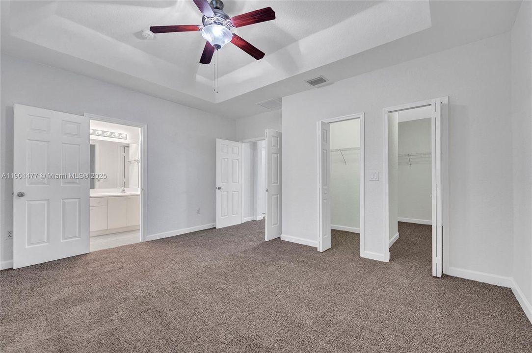 合同活跃: $343,900 (3 贝兹, 3 浴室, 1704 平方英尺)