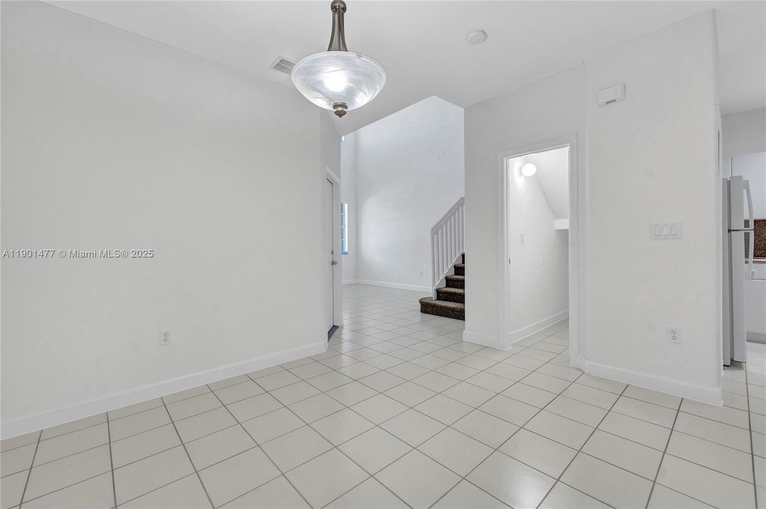 合同活跃: $343,900 (3 贝兹, 3 浴室, 1704 平方英尺)