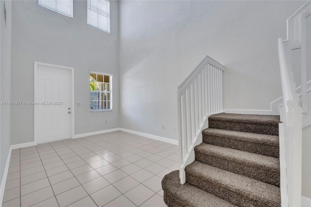 合同活跃: $343,900 (3 贝兹, 3 浴室, 1704 平方英尺)