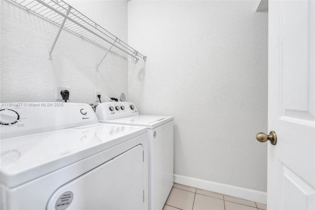 合同活跃: $343,900 (3 贝兹, 3 浴室, 1704 平方英尺)