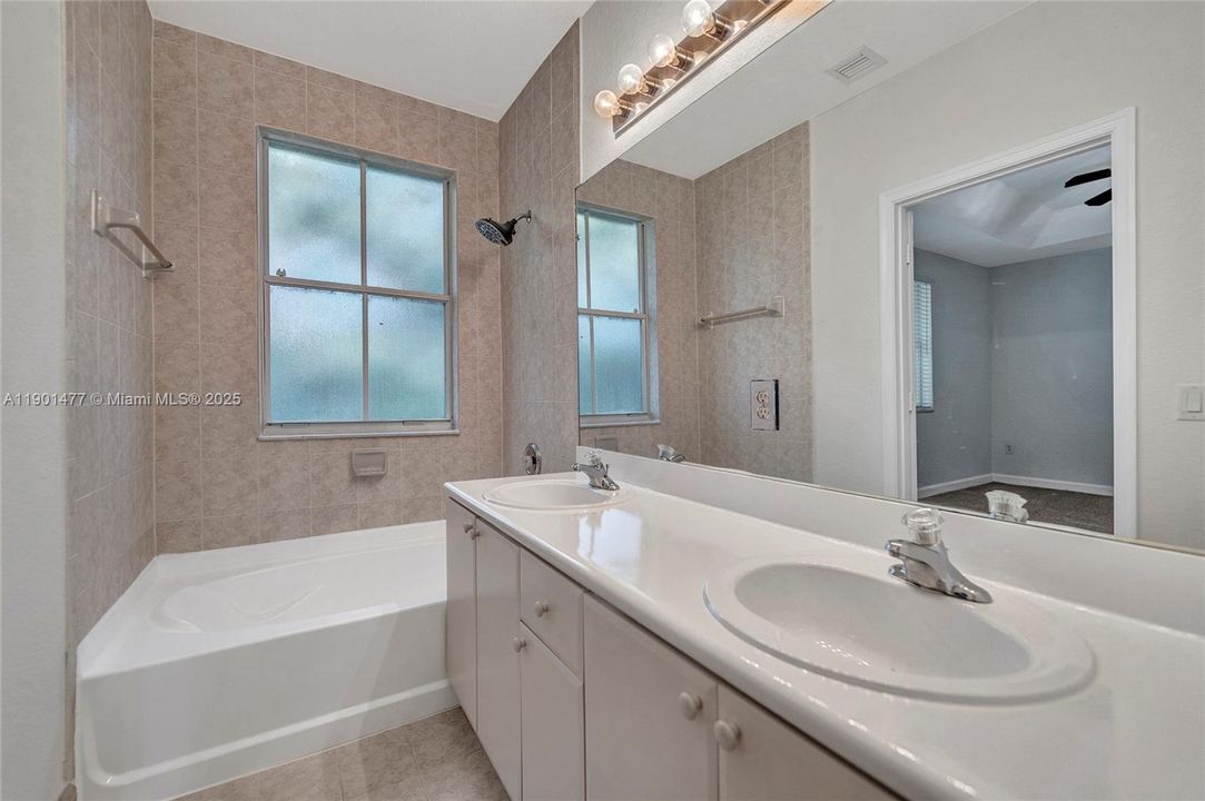 合同活跃: $343,900 (3 贝兹, 3 浴室, 1704 平方英尺)