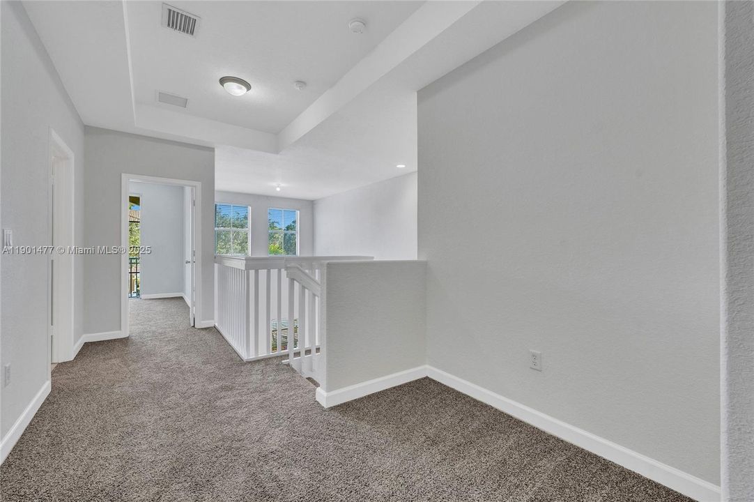 合同活跃: $343,900 (3 贝兹, 3 浴室, 1704 平方英尺)