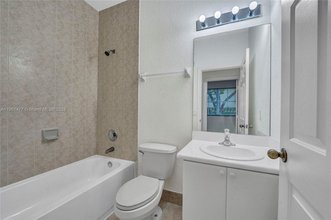 合同活跃: $343,900 (3 贝兹, 3 浴室, 1704 平方英尺)