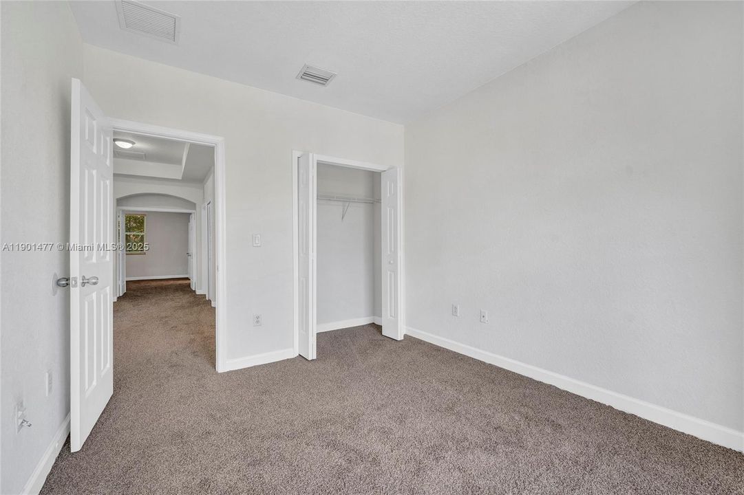 合同活跃: $343,900 (3 贝兹, 3 浴室, 1704 平方英尺)