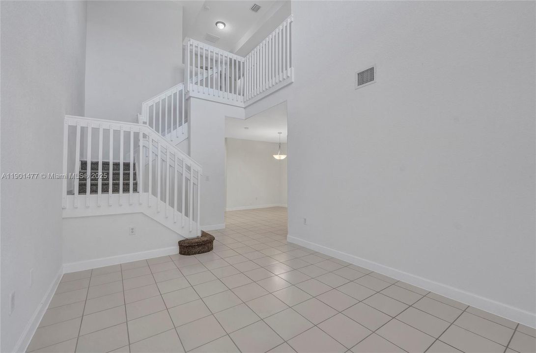 合同活跃: $343,900 (3 贝兹, 3 浴室, 1704 平方英尺)