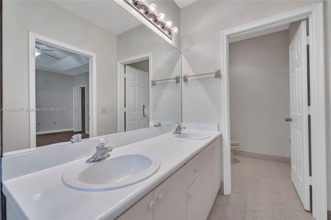 合同活跃: $343,900 (3 贝兹, 3 浴室, 1704 平方英尺)