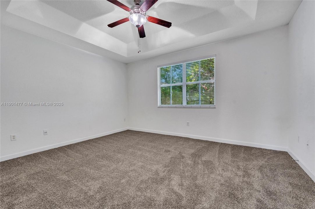 合同活跃: $343,900 (3 贝兹, 3 浴室, 1704 平方英尺)