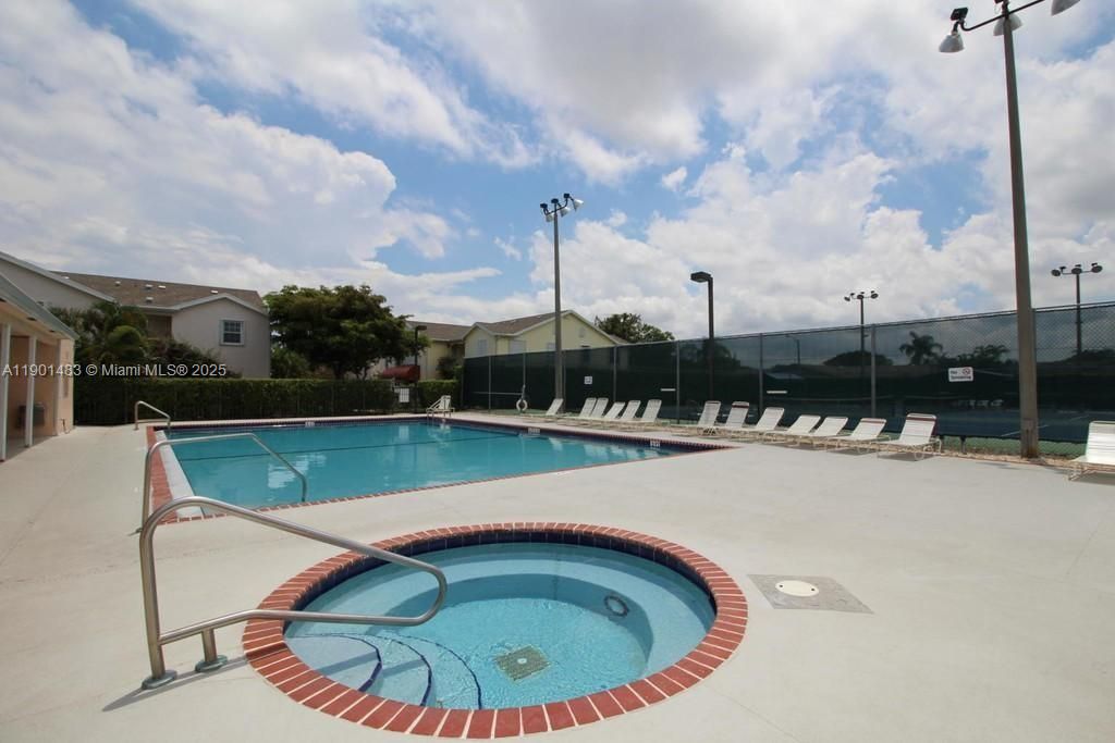 For Rent: $1,975 (2 beds, 2 baths, 1045 Square Feet)