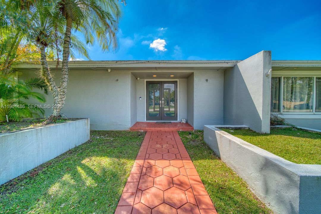 For Sale: $1,000,000 (4 beds, 2 baths, 2066 Square Feet)